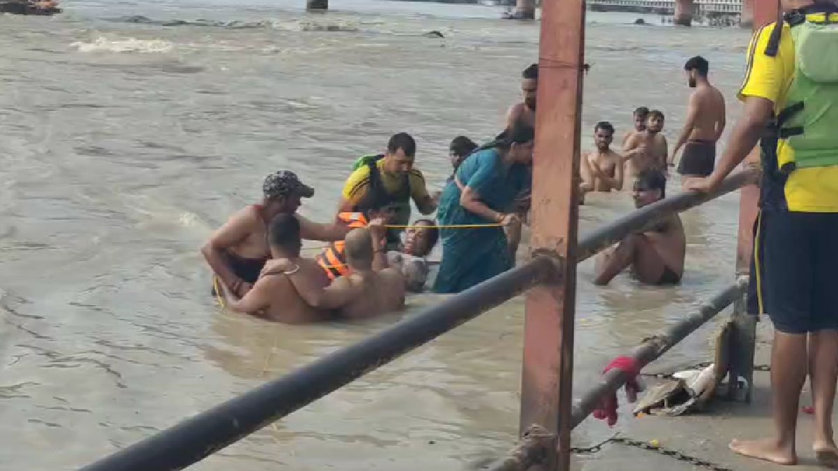गंगा के तेज बहाव में फंसीं दो महिलाएं, SDRF ने देवदूत बनकर बचाई जान